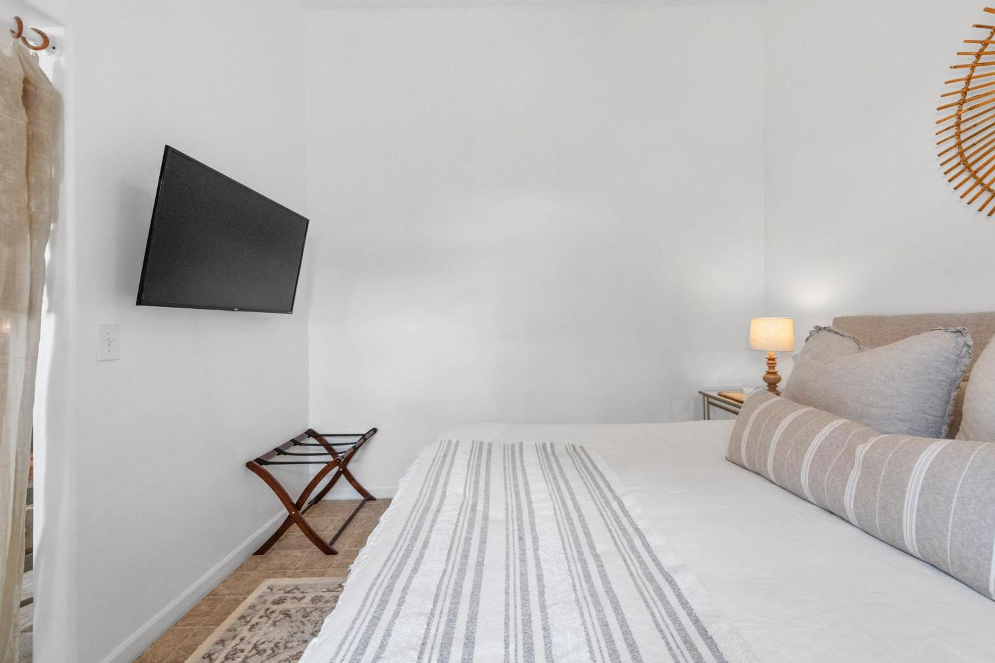 Le Petit Guesthouse -King Bed Walk To Whitworth Nine Mile Falls Dış mekan fotoğraf
